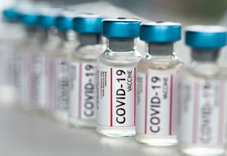 Флаконы с вакциной от коронавируса Covid-19 подряд макро крупным планом