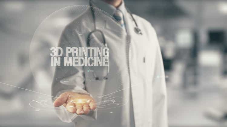 Доктор держит в руке 3D-печать в медицине