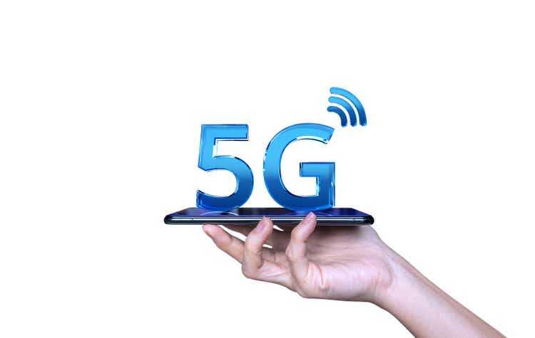 Крупный план женской руки, держащей телефон со значком 3D-рендеринга 5G. Беспроводные сетевые системы 5G. Концепция сети 5G, высокоскоростного сетевого интернета.