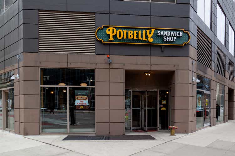 Показан магазин сэндвичей Potbelly.