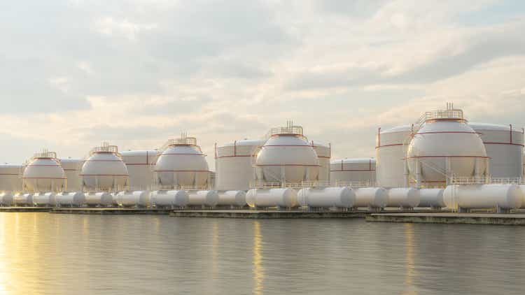 Резервуары для хранения газа на морском побережье на закате