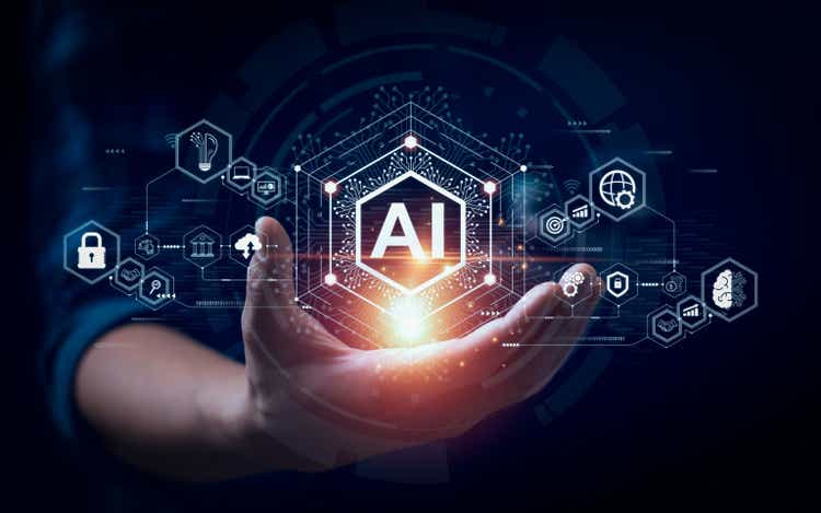 Бизнесмен трогает работу мозга искусственного интеллекта (<a href='https://seekingalpha.com/symbol/AI' title='C3.ai, Inc.'>AI</a>) Автоматизация, прогнозная аналитика, обслуживание клиентов Чат-бот на базе искусственного интеллекта, анализирует данные о клиентах, бизнесе и технологиях