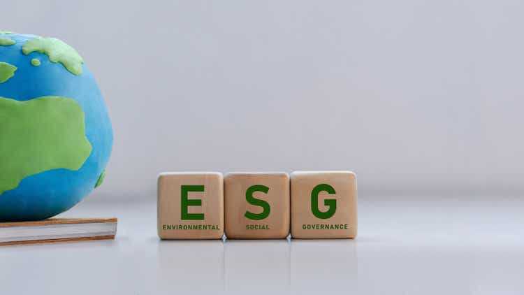 Концепции ESG по окружающей среде, обществу и устойчивому корпоративному развитию Деревянный куб с зеленой аббревиатурой ESG. Копирование пространства.
