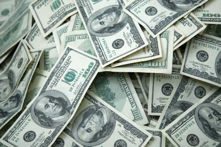 Деньги куча долларовых купюр по 100 долларов