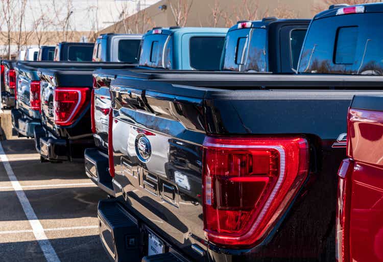Пикапы Ford F150 в автосалоне