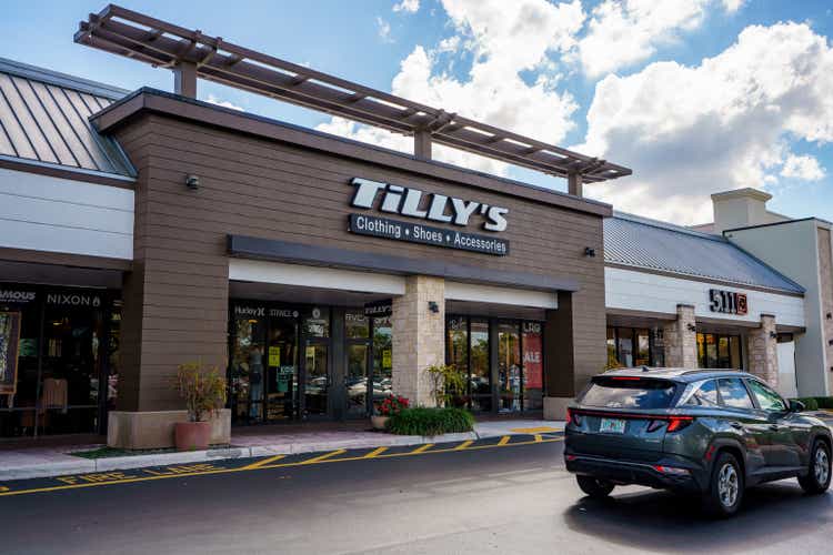 Фотография магазинов и ресторанов в торговом центре Tower Shops Davie Florida Tillys