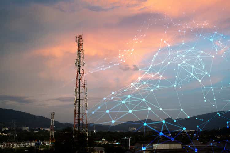 Телекоммуникационная башня для сети 2G 3G 4G 5G во время заката.  Антенна, БТС, СВЧ, ретранслятор, базовая станция, Интернет вещей.  Концепция технологии в Интернете и мобильной связи