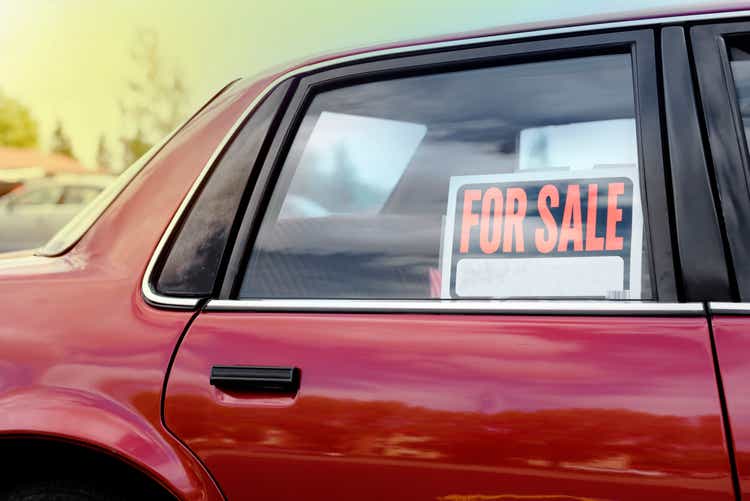 блестящая машина на продажу в летнюю погоду