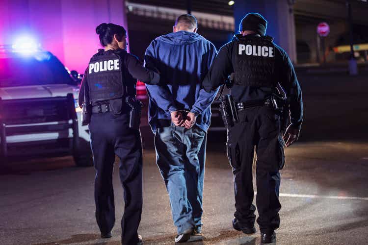Подозреваемый в наручниках арестован полицией ночью