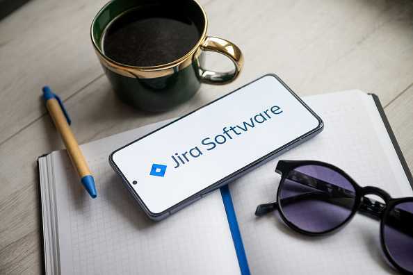 На этой фотоиллюстрации виден логотип Jira Software...