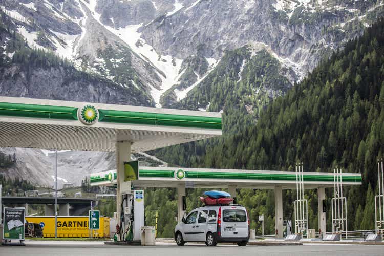 ФЛАХАУ, АВСТРИЯ - 10 мая 2018 года: Заправочная станция BP на автомагистрали A10 Restitution Tauernalm, Австрия.