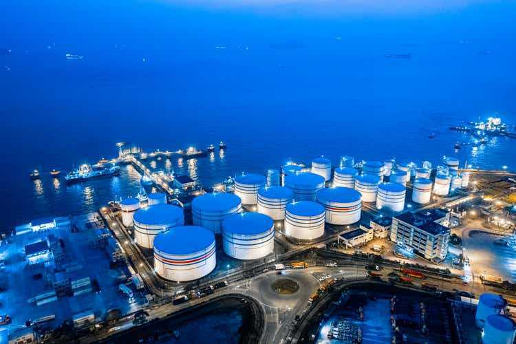 Резервуар для хранения жидких химических и нефтехимических продуктов, вид с воздуха ночью.  Гонконг