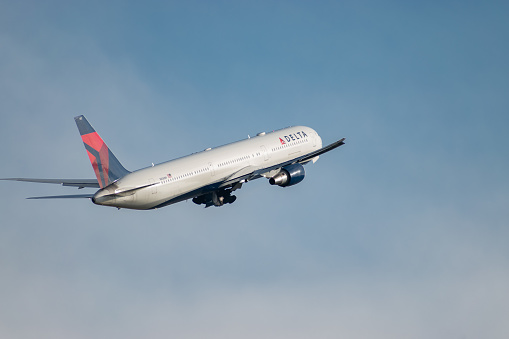 Самолет Boeing 767-432ER авиакомпании Delta Airlines в Цюрихе в Швейцарии