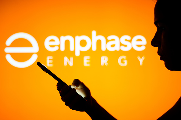 На этой фотоиллюстрации виден логотип Enphase Energy...