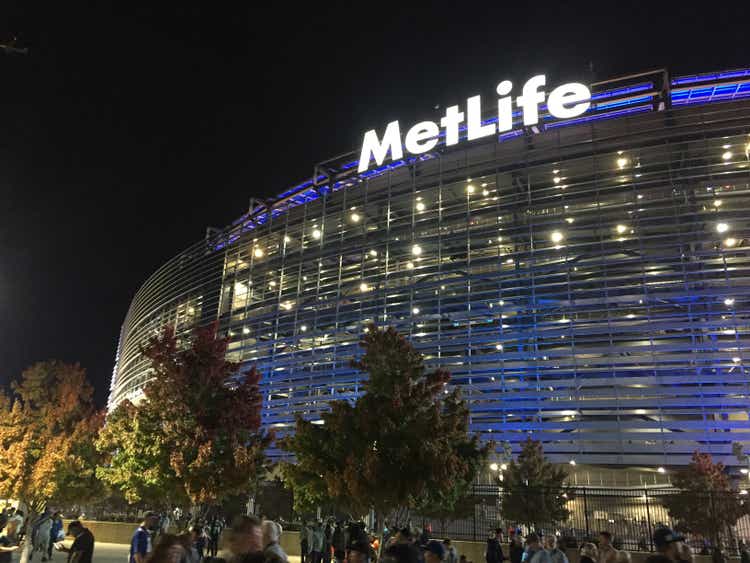 Внешний вид стадиона MetLife ночью NX — домашний стадион футбольных клубов «Нью-Йорк Джайентс» и «Джетс». Здесь играют Эли Мэннинг, Оделл Бекхэм-младший.