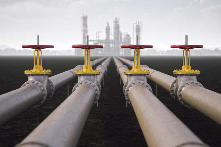 Нефтеперерабатывающий завод и трубопровод