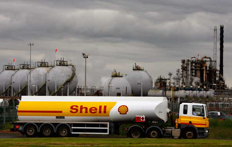 Водители танкеров Shell возвращаются на работу после забастовки