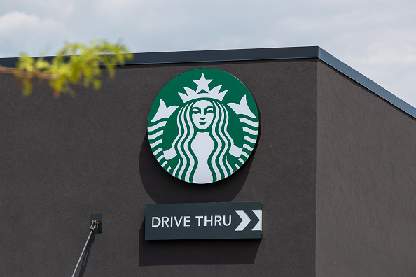 Логотип Starbucks можно увидеть в их ресторане в...
